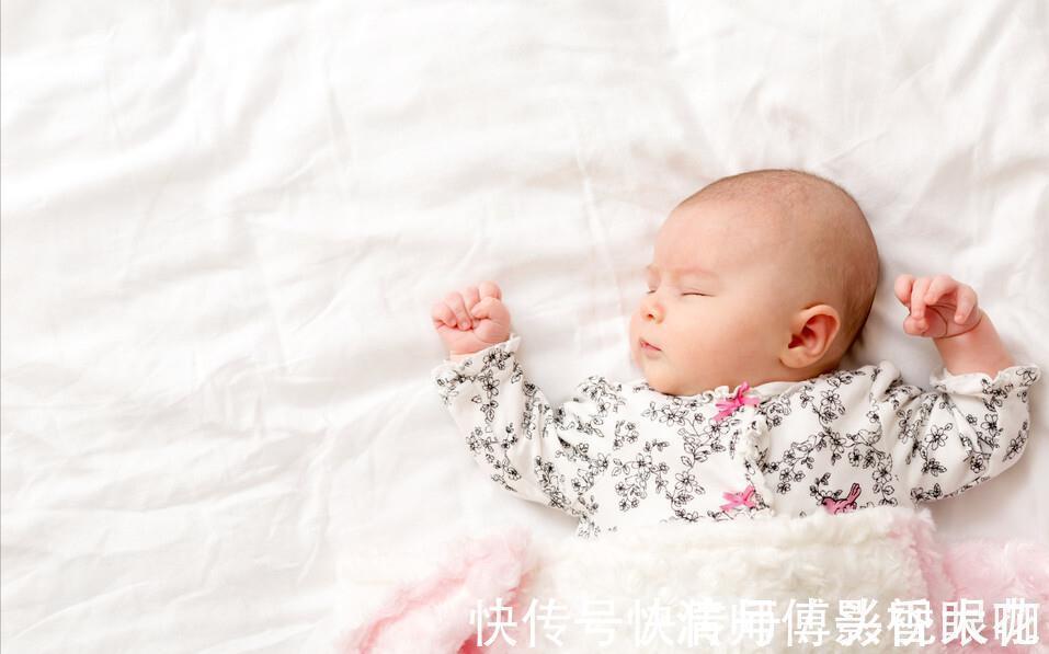 睡眠质量|新生儿老摆出“举手投降”的睡姿?正不正常你说了不算,看月龄