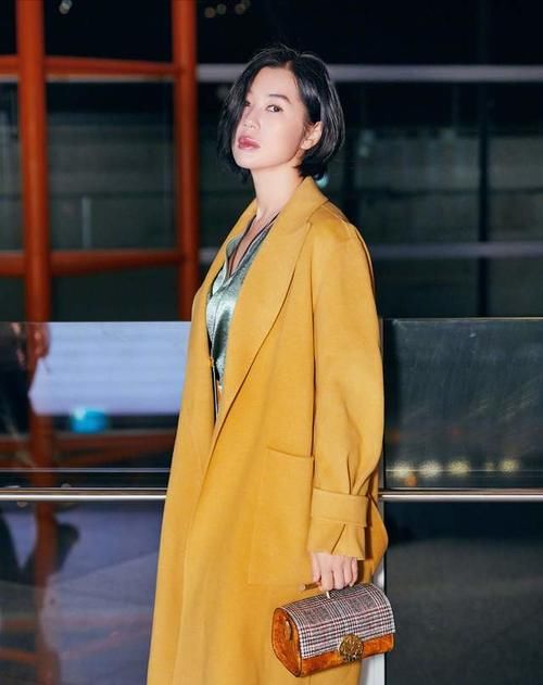 女人过了40岁，最好不要穿这些颜色的单品，土气又掉档次