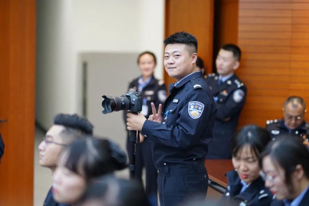 警队|记者节，致警队里的小编们！