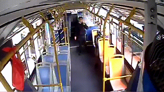 爱的城市|突发！公交车乘客紧急撤离，只因车上一男子……
