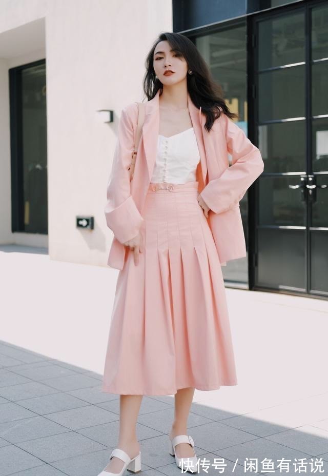 女性|入秋后火了一种搭配叫:西装+裙子,半身优雅半身飒,明星也爱穿