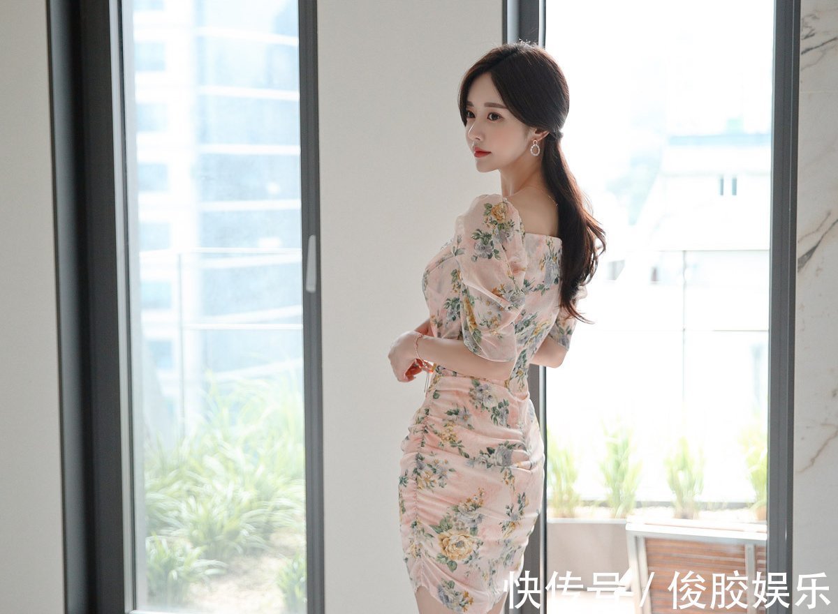 印花|时尚轻熟装怎么搭透气舒适的印花纺纱裙+高跟鞋,尽显曼妙身姿