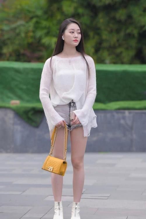 性感|小姐姐看似漫无目的的样子,刚好让牛仔裤发光