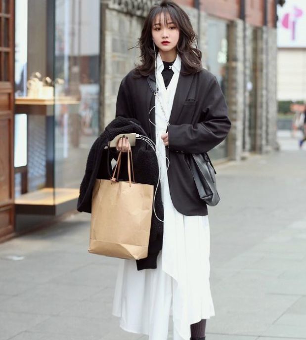 街拍:小姐姐浅笑的样子,时尚的穿搭,很有气质