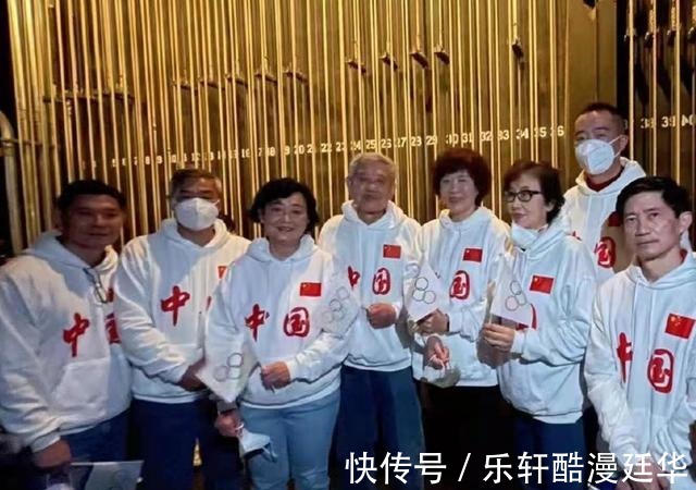 选帅|郎平胖了!不回国过春节,穿印有“中国”的服装,在美国参加春晚