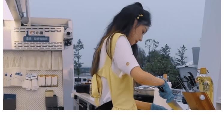 中餐厅|周也太可爱了吧，中餐厅里面她的厨艺长进很大