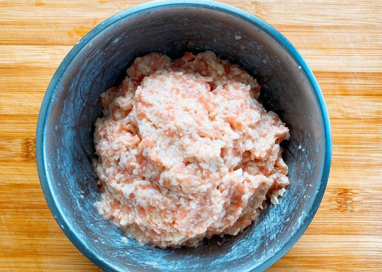 炸肉丸只会放面粉鸡蛋,难怪口感差!牢记4不放,肉丸凉了也酥脆