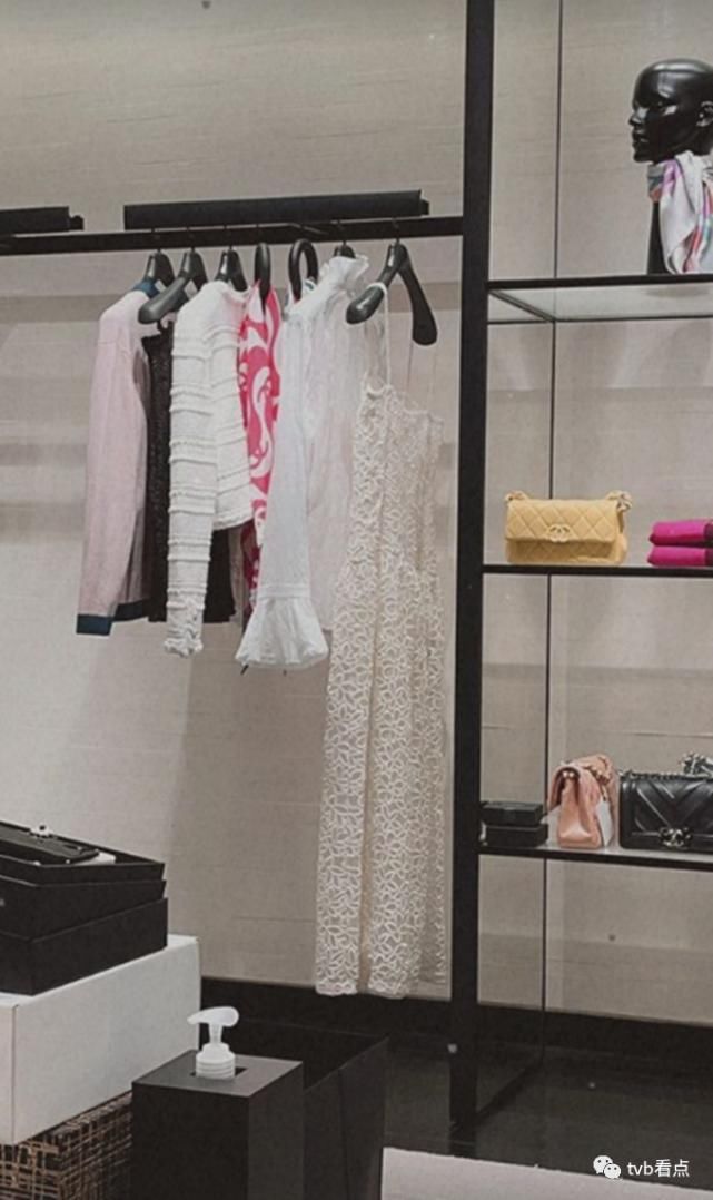 甘比长女晒奢侈品，13岁烫发美甲打扮成熟，与吕丽君女儿大不同