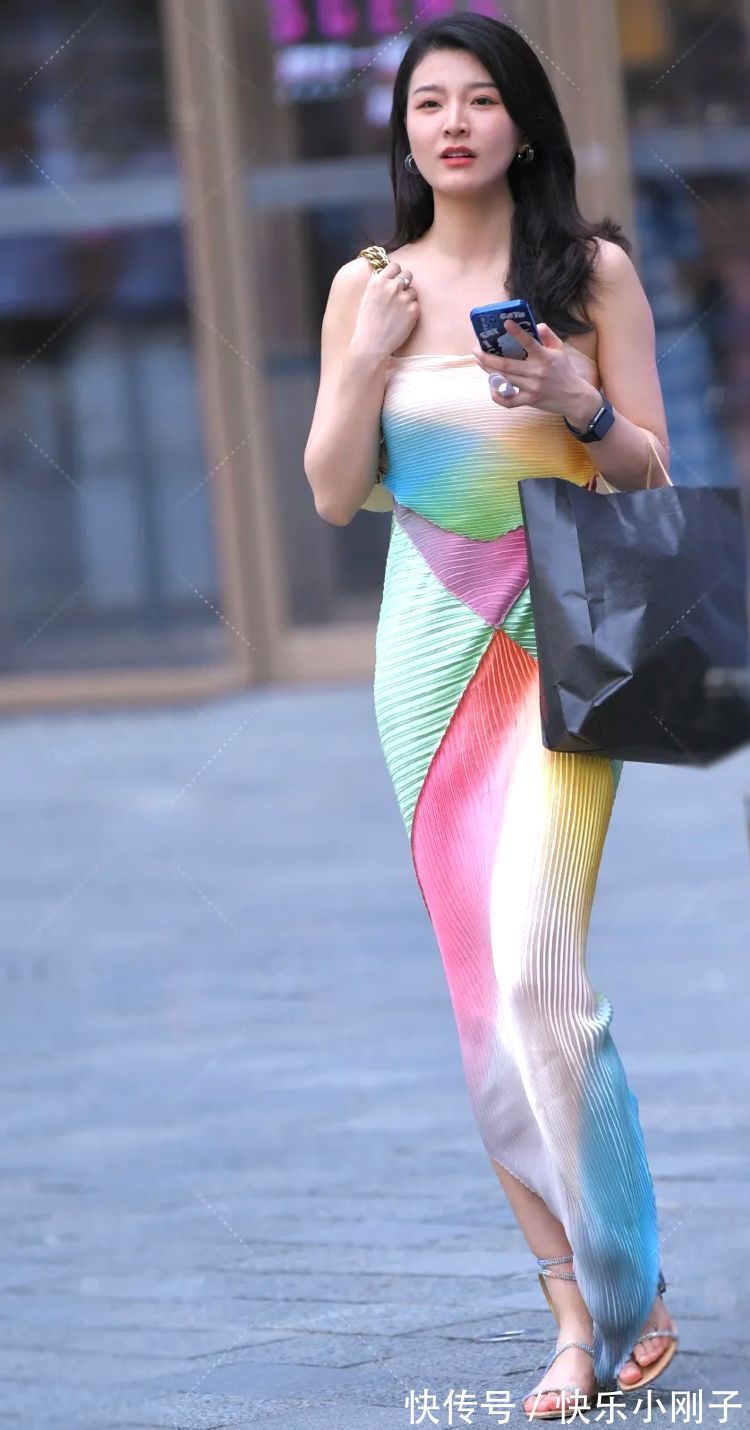 裙子 时尚的小姐姐就是会穿搭,一袭彩色吊带长裙,时尚又有时髦感