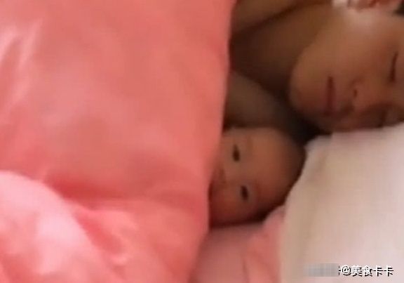 起床|爸爸抱着“小情人”睡觉，妈妈悄悄起床做早餐，回头一刻红了眼