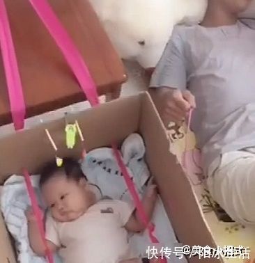 宝妈去跳广场舞,将满月的妹妹给哥哥带,回来后一瞧泪目了