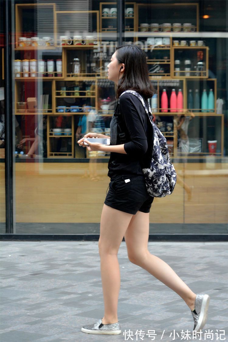 长袖衫 街拍:美女简单的黑色短裤,搭配一件黑色长袖衫,黑色系非常漂亮
