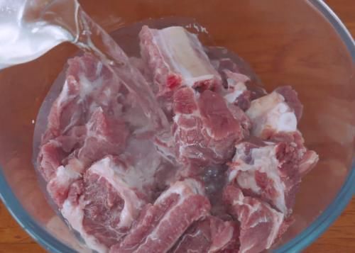 腌制料|在家教你用电饭煲焖排骨，烹饪简单，鲜酸味美，孩子特爱吃的菜肴