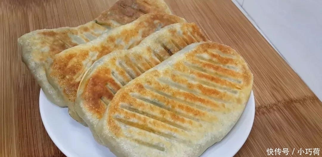 1斤韭菜, 2个鸡蛋, 不用一滴水, 比韭菜盒子都好吃, 放凉都不会硬