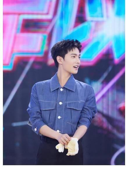 迪丽热巴|荣耀夫妇现身《快乐大本营》,迪丽热巴丁程鑫热舞好养眼