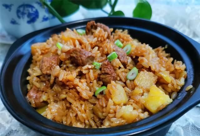 教你一道懒人美食，把肉和大米放进电饭煲，打开锅盖喷香扑鼻