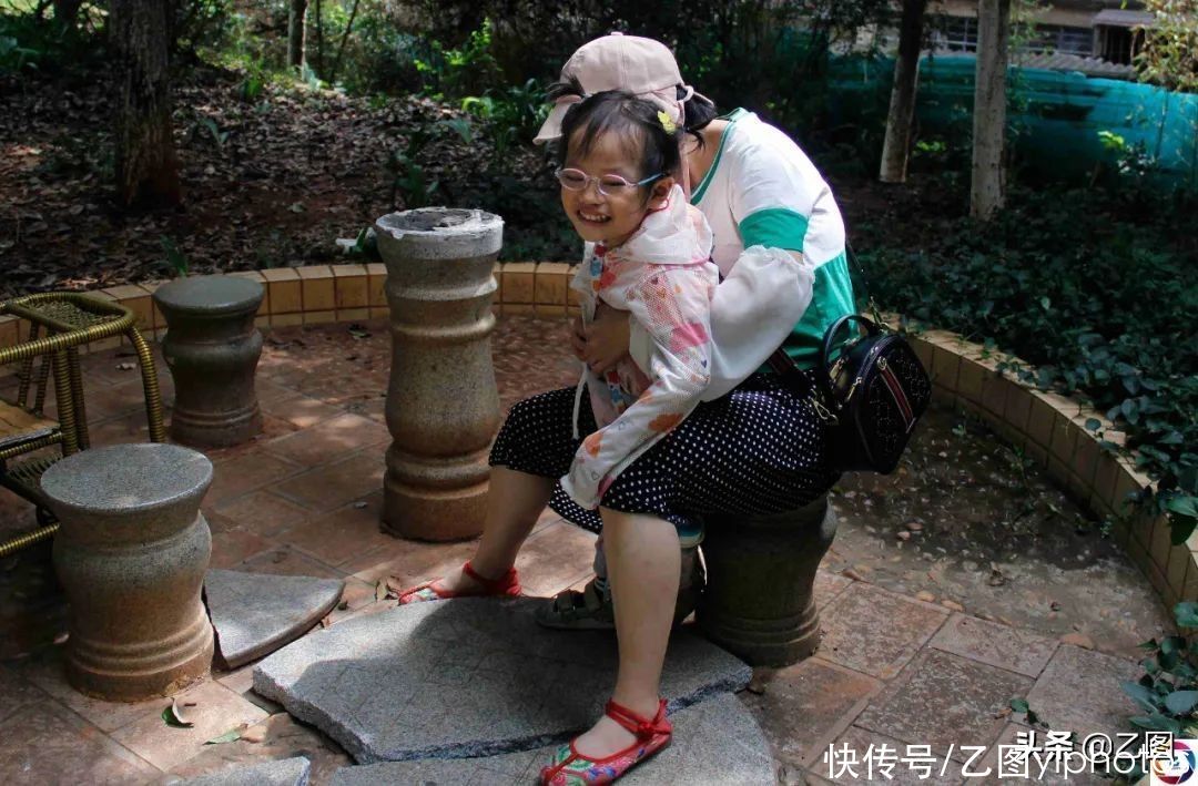 独子|残疾妈妈独子溺亡后，42岁借钱做试管婴儿，迎来女儿也迎来了悲剧