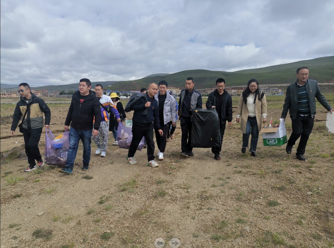 老师|守护“天空之城” 四川理塘17名支教老师在海拔4千米高原捡垃圾