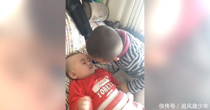 小知识|哥哥看到弟弟要哭了,想尽各种办法哄他开心,网友:好温馨的兄弟