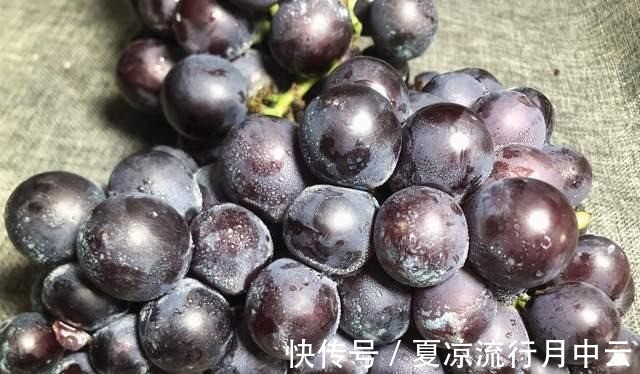 葡萄果肉|葡萄用盐和面粉洗，等于吃垃圾，学会这一招，干净又卫生污渍全无！