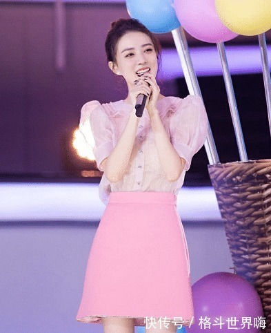 娃娃领|徐璐美颜开得也太过,差点让人认不出,多亏秀出了“漫画腿”!