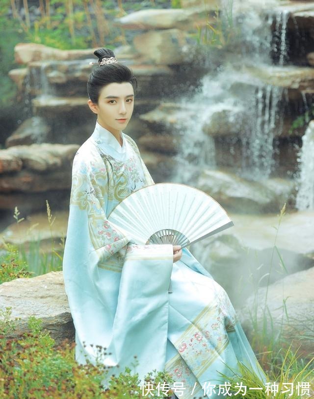 可可#鹤川颜值真高,穿汉服好有“温柔王爷范”,小说里的男主有脸了!