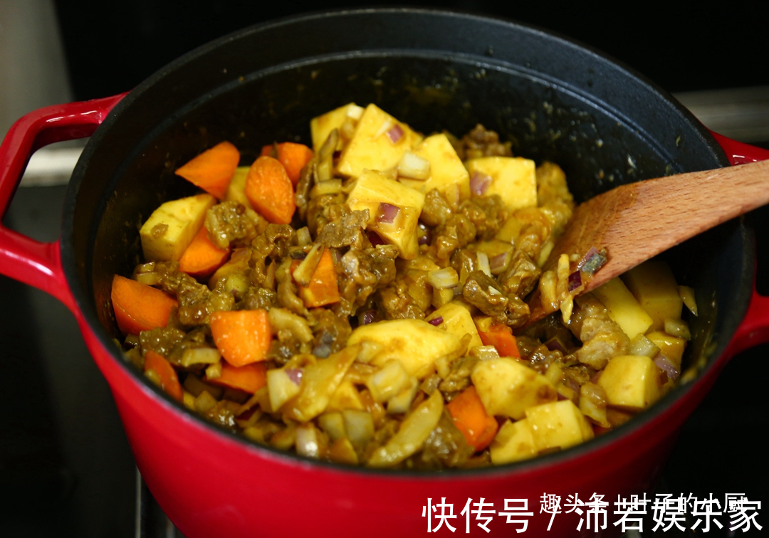 土豆炖牛肉|土豆炖牛肉,30年大厨支招只要加上此物,七大姑八大姨抢着吃