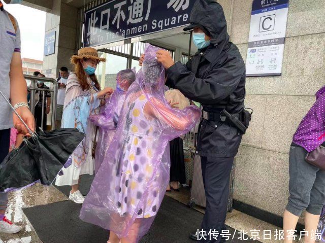 女乘客|暴雨中坚守，北京公交民警冒雨救助多名群众