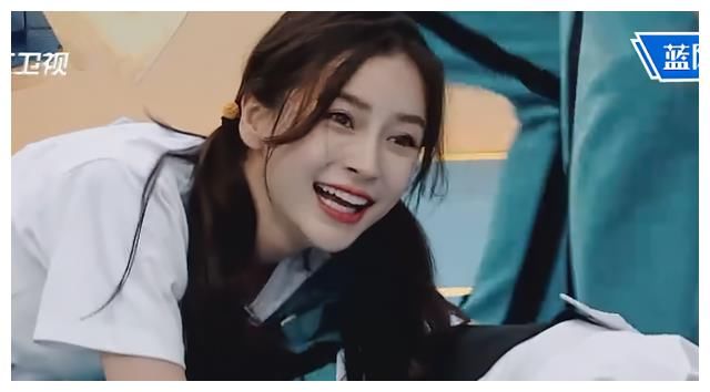 奔跑吧：baby过完32岁，上节目坐姿都变了，这真不怕被笑话？