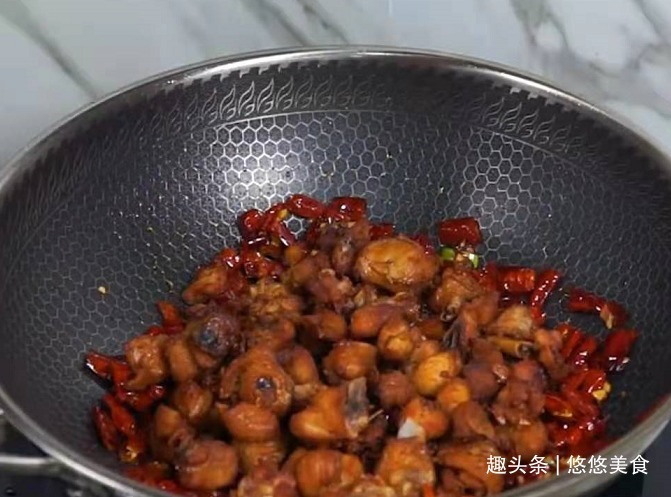 干锅辣子鸡,麻辣鲜香,外酥里嫩,好吃到让你沦陷!