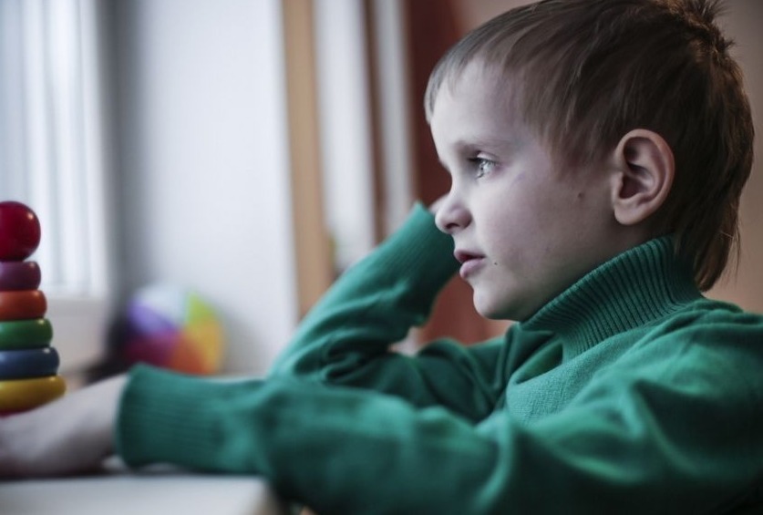 自闭症|爸爸带自闭症儿子去菜市场学说话,结果却发现儿子另一个“天赋”