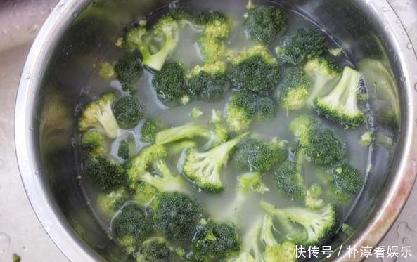 将西兰花放|吃西兰花不要再焯水,只需这一招,颜色翠绿,味道爽脆,营养好吃
