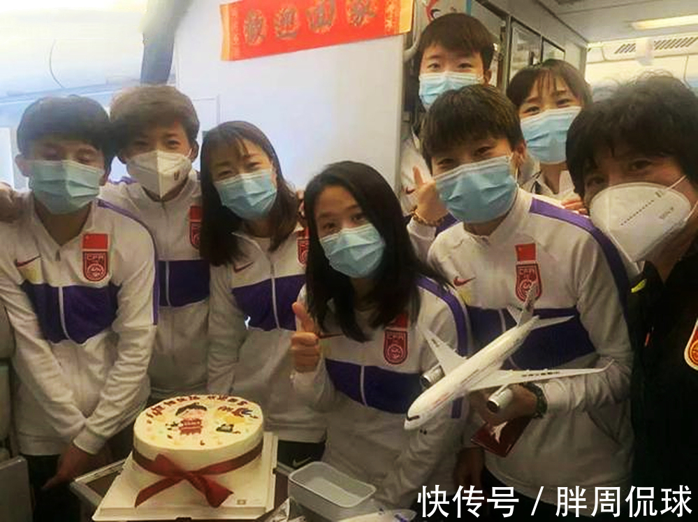 足协|中国女足夺冠凯旋,王珊珊向足协提一个要求,男足无地自容