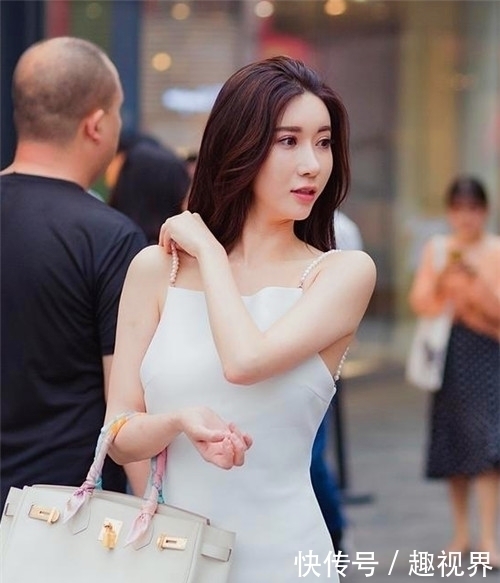 街拍超可爱的小姐姐,大长腿十分亮眼,非常有女人味