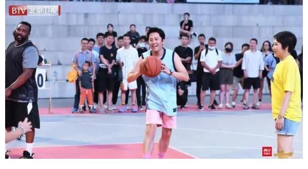 京城十二时辰|北京卫视《京城十二时辰》蔡国庆父子挑战街头篮球 张凯丽母女打卡萌动潮玩