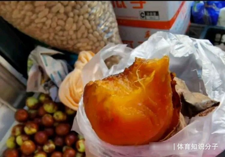 王楠|亿万富婆都吃啥?有钱人王楠去地摊买烤地瓜吃,财大气粗不占便宜