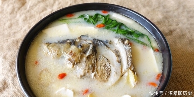 腥味|鱼汤颜色白不白,什么时候加水很重要!这时候加,浓白鲜美沒腥味