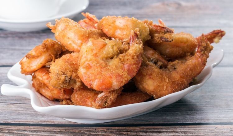 大虾不要再白灼了，教你一个做法，鲜咸入味又酥脆，好吃又下饭