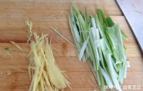 清蒸鱼时,有人放食盐有人放生抽?大厨:教你正确做法,太香了