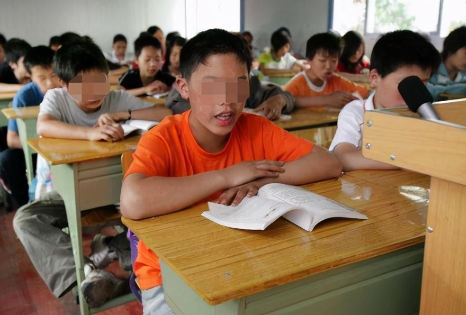 小狗|小学生请假去看“母狗生小狗”，老师直接驳回：你这名字就不适合