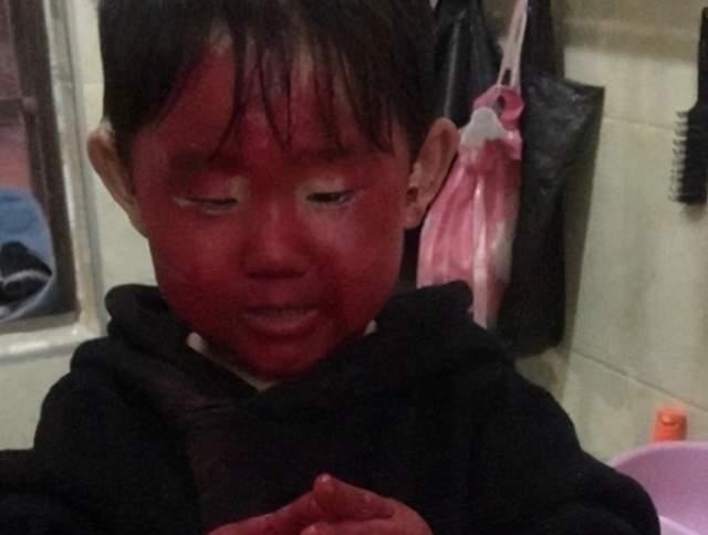 口红|“崩溃妈妈”坐地抱头痛哭,昂贵口红被熊孩子破坏:真是亲生的