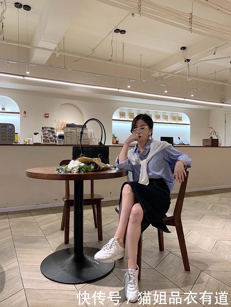 仅158cm高、一个孩子的辣妈,看她的职场穿搭,值得中年女人借鉴