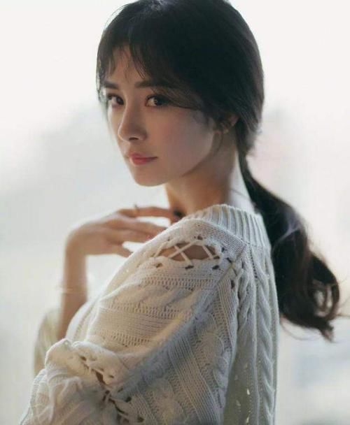 女生扎马尾时,尽量别犯这4个错误!显土又老气,颜值再高也白搭