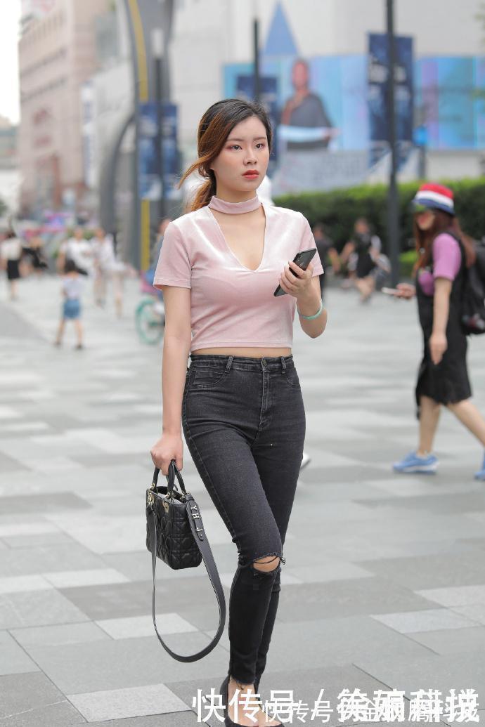 街拍|美女街拍小姐姐破洞牛仔裤的穿搭,美女整个充满休闲个性的气息