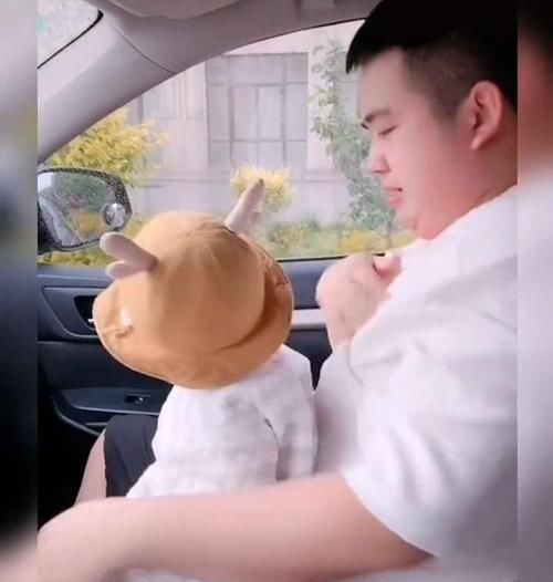 宝爸|爸爸带娃时忽遇下雨,宝爸的举动让人笑翻,网友:亲爹才干得出来