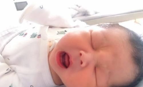 发育|宝宝睡觉时的4种动作,暗示了大脑发育程度,全都占了的恭喜了