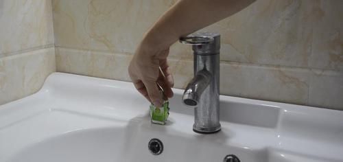 卫生间|家里有风油精的都该看看,好多人还不当个事,看后抓紧转告家里人