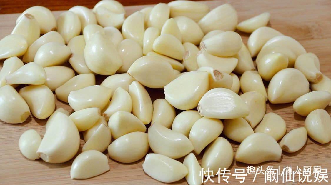 可口|腌腊八蒜,牢记3要3不要,大蒜个个碧绿,汤汁清澈,爽脆可口