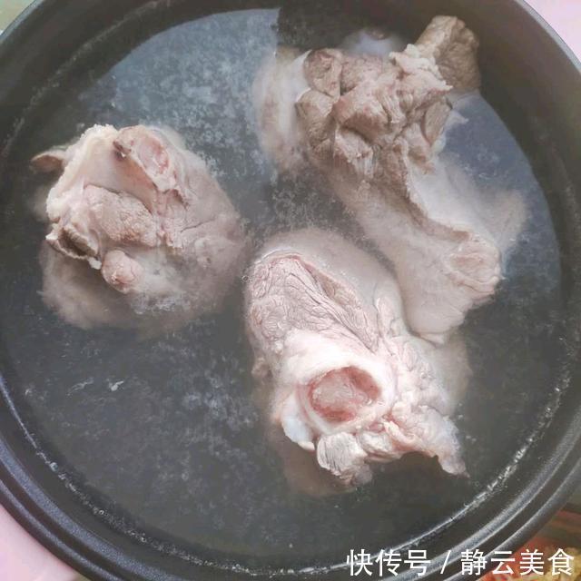 炖骨头汤时,不要直接下锅,记住5点,骨汤奶白又营养