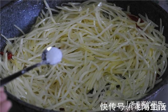 爽脆|炒土豆丝，别再焯水了！一步错步步错，难怪口感不爽脆，还粘锅！